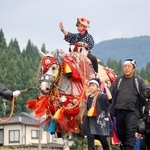 　伝統行事「チャグチャグ馬コ」で子どもを背に行進する、きらびやかな装束で着飾った馬。鈴の音を響かせながらゆっくりと練り歩いた＝１３日午前、岩手県滝沢市