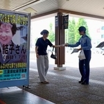 　北山結子さんの情報提供を呼びかける三重県警松阪署員＝１３日午前、ＪＲ松阪駅前