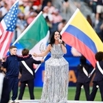 　米国-パラグアイ戦を前に行われたセレモニーで歌唱するケイティ・ペリーさん＝ロサンゼルス（共同）