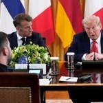　フランスのマクロン大統領（奥左）、ウクライナのゼレンスキー大統領（手前）と話すトランプ米大統領＝２０２５年８月、米ワシントン（ＡＰ＝共同）