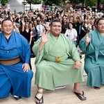 　日本の伝統文化交流イベントに参加した（左から）玉鷲、高安、琴桜＝１２日、パリ（共同）