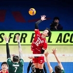 　１次リーグのポーランド戦でスパイクを放つ日本の高橋藍＝中国・臨沂（Ｖｏｌｌｅｙｂａｌｌ　Ｗｏｒｌｄ提供）