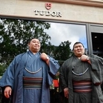 　「チューダー」の店舗を訪れ、腕時計を試着した熱海富士（右）と正代＝１２日、パリ（共同）