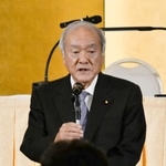 　盛岡市で開かれた自民党会合であいさつする鈴木幹事長＝１３日午後