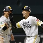 　３回、２ランを放ち野村（左）とタッチを交わすソフトバンク・近藤＝みずほペイペイドーム