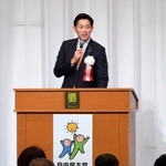 　山形市で講演する自民党の小林政調会長＝１３日午前