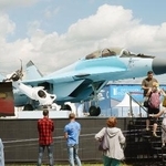 　モスクワ郊外の飛行場で開催中の国際航空見本市「ＭＡＫＳ２０１７」で、ロシアの最新鋭戦闘機ミグ３５を見学する人たち＝２０１７年７月（共同）