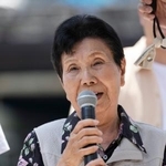 　大阪・梅田で開かれたイベントであいさつする袴田巌さんの姉ひで子さん＝１３日午前