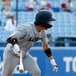 　準決勝の国学院大戦の９回２死一、三塁、サヨナラ打を放つ関大・山本＝神宮
