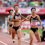　女子８００メートル決勝　ゴールする久保凜（左）と塩見綾乃＝パロマ瑞穂スタジアム