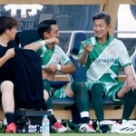 　Ｊリーグのオールスター戦に出場したサッカー元日本代表のＦＷ三浦知良（右）＝ＭＵＦＧ国立