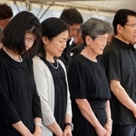 　旧海軍司令部壕で営まれた慰霊祭で黙とうする参列者＝１３日午後、沖縄県豊見城市