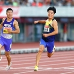 　男子１００メートルで優勝した多田修平。左は桐生祥秀＝パロマ瑞穂スタジアム