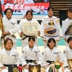 　女子１部で優勝したコマツの選手たち＝アスリートタウン延岡アリーナ