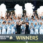　Ｊリーグのオールスター戦で優勝し、喜ぶＪ２・Ｊ３東Ａの選手たち＝ＭＵＦＧ国立