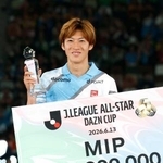 　決勝でゴールを決め、ＭＩＰに選ばれたＪ２・Ｊ３東Ａの土居＝ＭＵＦＧ国立