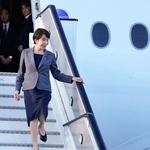 　ロンドン郊外のスタンステッド空港に到着した高市首相＝１３日（共同）