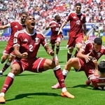 　カタール-スイス　試合終了間際、フーヒ（右下）が同点ゴールを決め、大喜びのカタールイレブン＝サンフランシスコ（ＡＰ＝共同）