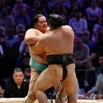 　トーナメント戦決勝で霧島（手前）との大関対決を制し、優勝した琴桜＝パリ（共同）