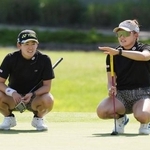　第３ラウンド、通算５アンダーで７位の岩井明愛（左）、千怜組＝ミッドランドＣＣ（共同）
