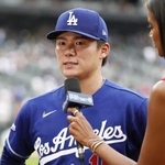 　ホワイトソックスに勝利し、インタビューに応じるドジャース・山本＝シカゴ（共同）