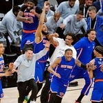 　スパーズとのＮＢＡ決勝第５戦で優勝を決め、喜ぶニックスの選手たち＝テキサス州サンアントニオ（ＡＰ＝共同）