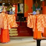 　熊野那智大社の「紫陽花祭」でアジサイを手に舞う巫女＝１４日午前、和歌山県那智勝浦町