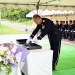 　陸上自衛隊日野基本射撃場で開かれた追悼式で献花する坂本克好１佐＝１４日午前、岐阜市（陸自第１０師団第３５普通科連隊提供）