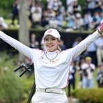 　通算１９アンダーで優勝を決め、喜ぶ桑木志帆＝六甲国際ＧＣ
