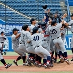 　慶大を破って５４年ぶり３度目の優勝を果たし、喜ぶ関大ナイン＝神宮
