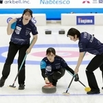 　女子決勝の北海道銀行戦でショットを放つＳＣ軽井沢クの上野美＝横浜ＢＵＮＴＡＩ