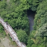 　女子生徒の遺体が見つかった相模原市南区の河川敷＝１１日午後