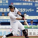 　５回ロッテ２死満塁、山口が中前に決勝となる勝ち越し２点打を放つ＝ＺＯＺＯマリン