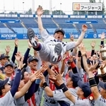 　優勝を果たし、ナインに胴上げされる関大・小田監督＝神宮