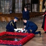 　ウェストミンスター寺院を訪れ、無名戦士の墓に献花する高市首相（奥左）＝１４日、ロンドン（共同）