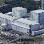 　東京電力福島第１原発の５号機（左）、６号機＝２０２３年８月（共同通信社ヘリから）
