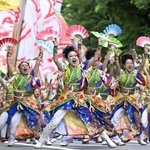 　「ＹＯＳＡＫＯＩソーラン祭り」がフィナーレを迎え、パレードする踊り子＝１４日午後、札幌市中央区