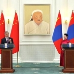 　モンゴルのバトツェツェグ外相（右）と記者会見に臨む中国の王毅外相＝１３日、ウランバートル（中国外務省のホームページから、共同）