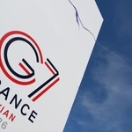 　Ｇ７サミットが開かれるフランス東部エビアンに隣接するピュブリエに掲げられたロゴマーク＝１３日（ゲッティ＝共同）