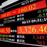 　前週末終値からの上げ幅が一時３３００円を超え、初めて６万９０００円台を付けた日経平均株価を示すモニター＝１５日午前、東京・東新橋