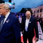 　米ワシントンのホワイトハウスに到着したトランプ大統領（左）と総合格闘技団体「ＵＦＣ」のダナ・ホワイトＣＥＯ＝１４日（ロイター＝共同）