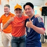 　サッカーＷ杯の日本対オランダ戦を観戦した小泉防衛相（右）とオランダのイェジルゲス副首相兼国防相（中央）＝１５日午前、東京のオランダ大使館（小泉防衛相のＸから）