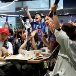 　オランダ戦のパブリックビューイングで日本のゴールに盛り上がるサポーター＝１５日早朝、東京都文京区