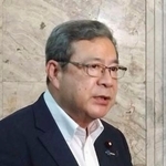 　取材に応じる日本維新の会の中司幹事長＝１５日午後、国会