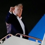 　１５日、Ｇ７サミット出席のため、米東部メリーランド州のアンドルーズ空軍基地を出発するトランプ大統領（ＡＰ＝共同）