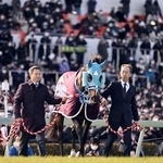 　引退式で観客席の前に登場したオジュウチョウサン＝２０２２年１２月２４日、中山競馬場
