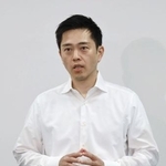 　取材に応じる日本維新の会の吉村代表＝１５日午後、大阪府庁