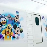 　ディズニーキャラクターを描いた東海道新幹線の特別車両＝１５日午後、浜松市