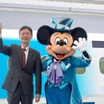 　東海道新幹線の特別車両を報道公開し、ミッキーマウスと手を振るＪＲ東海の丹羽俊介社長＝１５午後、浜松市