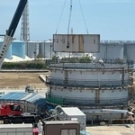 　東京電力福島第１原発で汚染水を保管していたフランジ型タンクのうち、最後の１基の解体作業＝５月（同社提供）